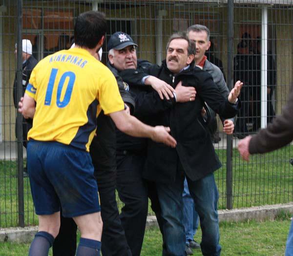 Sakarya'da oynanan Kırkpınarspor, As Akyazıspor amatör küme maçında olaylar çıktı. Akyazı Belediye Başkanı Yazıcı sahaya girip oyunculara saldırmaya kalkıştı.