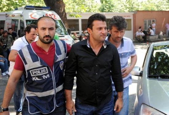 BÜLENT UYGUN 40 YIL
Aziz Yıldırımın suç örgütüne üye olmak
ESKİ Eskişehirspor Teknik Direktörü Bülent Uygun, Aziz Yıldırımın liderliğindeki suç örgütüne üye olmak ve nitelikli dolandırıcılık, şike yapmak ve teşvik primi vermek suçlarından 15,5 yıldan 40 yıla kadar hapisle cezalandırılması talep edildi. Uygun şu maçlarla suçlanıyor:
1- 9 Nisan 2011 günü oynanan Eskişehirspor-Fenerbahçe maçında şike yapılması.
2- 22 Nisan 2011 günü oynanan Eskişehirspor-Trabzonspor maçında teşvik primi verilmesi.
3- 22 Mayıs 2011 günü oynanan Sivasspor-Fenerbahçe maçında şike yapılması.