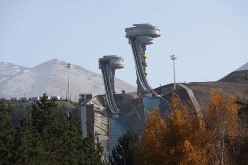 -KAYAKLA ATLAMA-
Dik bir rampadan aşağı kaymayı, havalanmayı, en yükseğe atlamayı ve düşmeden yumuşak bir şekilde iniş yapmayı kapsayan bir spordur. Yarışmacılar yatay duruşlarını bozmadan iniş yapmayı amaçlarlar. Yarışmacılar sadece atlayışlarıyla değil, kalkış, uçuş ve inişleriyle de değerlendirilirler. Kalkış sırasındaki vücut duruşu, uçuş ve iniş sırasında kayakların duruşu, mesafe ve stiller puanlamada rol oynar.