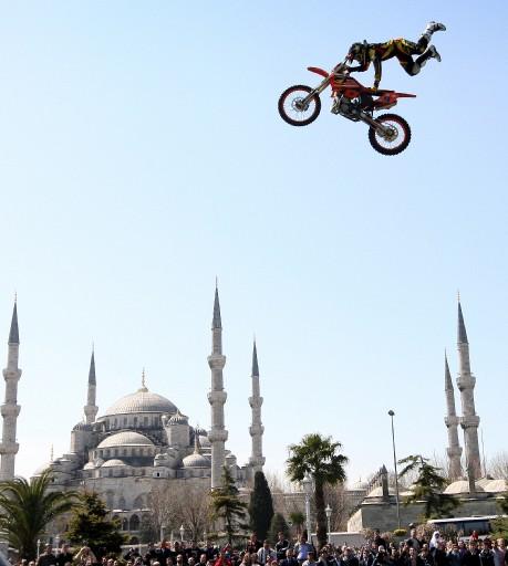 Dünya Motokros Şampiyonası'nın, İstanbul'da yapılacak 3. ayağı öncesi, dünyanın en usta motokrosçuları Sultanahmet'te akrobasi gösterileri yaptı.