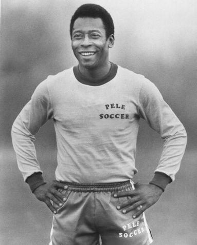 PELE: Gelmiş geçmiş en iyi futbolcular arasında yer alan ve tam adı ''Edson Arantes do Nascimento'' olan Pele, Brezilya Milli Takımı ile 3 kez Dünya Kupası'nı kazanarak erişilmesi güç bir başarı elde etmişti. Pele'nin de kadrosunda bulunduğu Brezilya Milli Takımı, 1958, 1962 ve 1970'te Dünya Kupası'nı kazandı. 92 maçta 77 golle sambacıların ''en çok gol atan'' oyuncusu unvanının sahibi olan Pele, 1995'de spor bakanı oldu.
Pele, bakanlığı süresince futbolcu hakları üzerine çalışmalar yaptı ve Brezilya'da ''Pele Yasası'' olarak bilinen kanunu hazırladı. Bu kanundaki başlıca maddeler arasında, kulüplerin 2001'den itibaren 16 yaşından büyük oyuncularla en fazla 5 yıllık sözleşme yapabilmesi ve oyuncunun erken ayrılmak istemesi halinde, aylık ücretinin en fazla 100 katı tazminat ödemesi yer alıyordu. Yasaya göre şu an uygulanan kuraldaki gibi, sözleşmesi biten oyuncu serbest kalıyor ve eski kulübü herhangi bir transfer ücreti almıyordu.
Devlet Başkanı Fernando Henrique Cardoso tarafından 1998'de görevden alınan Pele, yıllar sonra yaptığı açıklamada, bakanlığı döneminde Brezilya futbolundaki rüşveti engelleyemediğini itiraf etmiş ve bir daha siyaset dünyasına girmek istemediğini söylemişti.