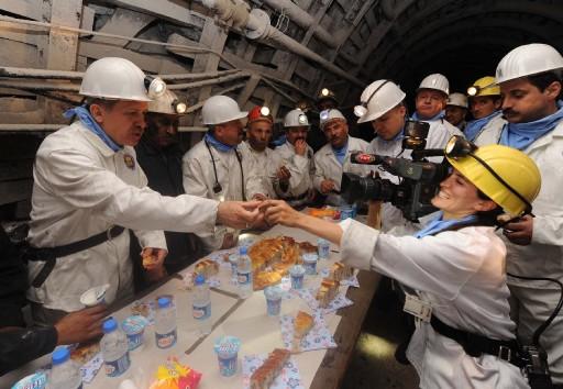 Başbakan Erdoğan bir ilki gerçekleştirdi, 564 metre yerin dibine indi. Darbeli kırıcı kullanarak kömür çıkaran Başbakan, burada işçilerle beraber 'Kömeç' yedi.