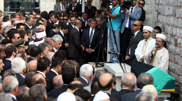 Başbakan Erdoğan'ın annesi Tenzile Erdoğan'ın Fatih Camii'ndeki cenaze törenine yoğun bir katılım yaşandı. Törene dünya liderlerinin yanı sıra, siyaset, sanat, iş dünyası ve spor camiasından ünlü isimler katıldı.