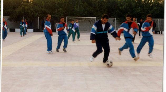 Terörist başı Abdullah Öcalan'ın bilinmeyen fotoğrafları... Öcalan'ın plajda ve kaldığı villanın havuzunda yüzerken, futbol oynarken, kadın teröristlerle doğum günü kutlarken görüntüleri çıktı.