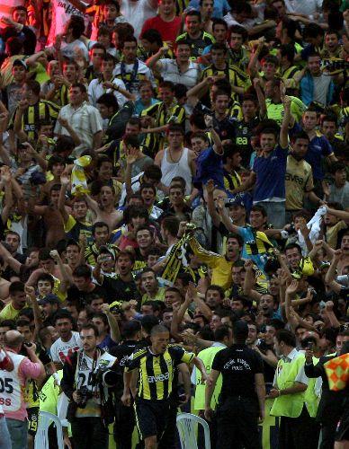 Futbol Federasyonu tarafından bu yıl 4. kez düzenlenen TFF Süper Kupa'yı, Beşiktaş'ı 2-0 yenen Fenerbahçe kazandı. Goller Alex'den geldi...