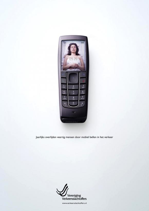 Hollda Trafik Birliği tarafından hazırlanan bu reklam cep telefonu ile konuşurken meydana gelen kazalara dikkat çekiyor. Reklamdaki cep telefonu, tabutu andırıyor.