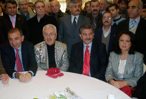 CHP'li Günsel Tekin başörtülü adaya rozet taktı, Bahçelievler adayının Mimar Saffet Bulut olduğunu açıkladı.