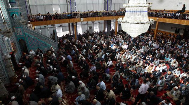 Diyanet İşleri Başkanı Mehmet Görmez, Siirt'te cuma namazı kıldırdı. Vazında Müslüman olarak doğmanın büyük bir nimet olduğunu ifade eden Görmez, iman kardeşliğine vurgu yaptı.