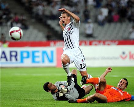 2009-2010 Sezonu perdesini açtı. Şampiyon Beşiktaş, açılış maçında İstanbul Belediyespor'la öne geçtiği maçta 1-1 berabere kaldı...