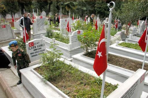 Arefe ünü şehitlikler doldu, taştı