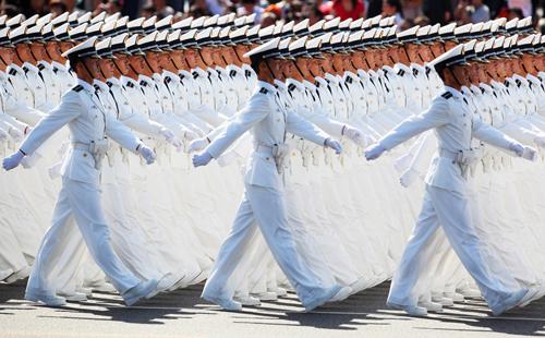 1 Ocak 2009 tarihi itibarıyla 60 yaşına giren Çin Halk Cumhuriyetinde resmi geçit düzenleyen askerlerin nizami yürüyüşleri dikkat çekiyor. (Feng Li/Getty Images)