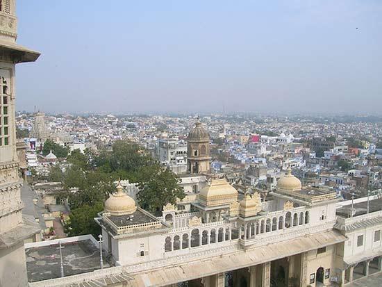 19. Hindistan Udaipur'daki "Lake Palace" otelinden "The City Palace"
