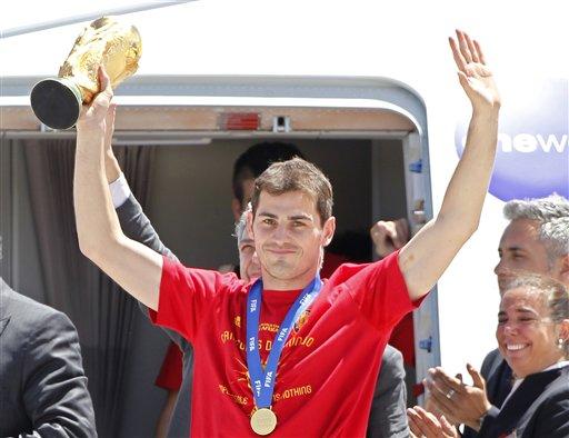 Öğle saatlerinde Başkent Madriddeki Barajas Havalimanına üzerinde İspanyolca Campeones (Şampiyonlar) yazan uçakla inen kafile, Dünyanın en mutlu ülkesine hoşgeldiniz pankartıyla karşılandı.