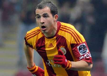 BOGDAN STANCU
Haginin ısrarıyla 5 milyon Euro bonservisle golcü diye alınan Rumen, gol atmayı
unuttu. Haginin ısrarla sol kanatta oynattığı Stancunun, yüksek bonservis bedeli ve takıma katkısı tartışılıyor. Hagi giderse sezon sonunda takımda kalması zor.