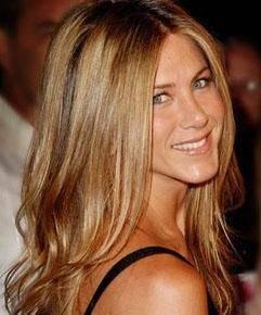 <strong>Jennifer Aniston</strong> aile mesleğini se&ccedil;ti.<br>
Yunan asıllı babası annesi Nancy Dow da babası John Aniston da oyuncu<br>
Yunan asıllı babası annesi Nancy Dow da babası John Aniston da oyuncu