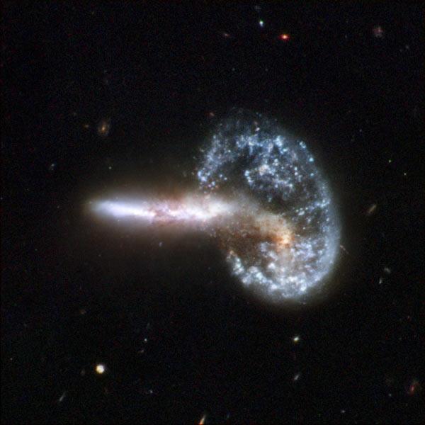 NASA'nın Spitzer teleskobu şimdiye kadar görülmemiş büyüklükteki bir galaksi çarpışmasını kaydetti. İşte o anın fotoğrafı ve önceki çarpışmalar...
