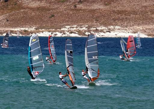Türkiye Yelken Federasyonu'nun (TYF) o organize ettiği Windsurf Türkiye Şampiyonası'na 2. ayağı Alaçatı'da sürüyor.
