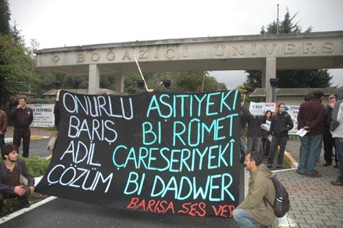 CHP GENEL BAŞKAN YARDIMCISI ONUR ÖYMEN'E TEPKİ GÖSTEREN ÜNİVERSİTE ÖĞRENCİLERİ EYLEM YAPTI. ÖĞRENCİLER, "HİTLER BIYIĞI" YAPTIKLARI ONUR ÖYMEN'İN POSTERİ İLE YÜRÜYÜŞ DÜZENLEDİ. (ERHAN YILMAZ/İSTANBUL-İHA)