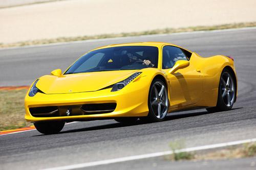 Ferrarinin yenilikçi V8 motoru dikkat çeken 458 Italia modeli, Fifth Gear ekibi tarafından Yılın Hızlı Otomobili ödülüne layık görüldü