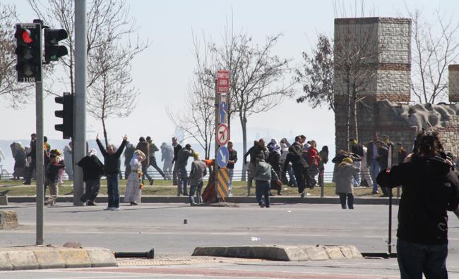 Diğer toplanmalar<p>
<p/>Sahil Kenedy Caddesi'nde Bakırköy yönünden gelen eylemciler, Zeytinburnu kavşağında güvenlik önlemi alan polise taşla saldırdı. Emniyet güçleri olay yerinden ayrılmak zorunda kaldı.