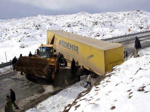 Olumsuz hava şartları nedeniyle Ağrı'nın Doğubayazıt ilçesine Van'a bağlayan Tendürek Dağı'nda yaklaşık 200 araç mahsur kaldı.