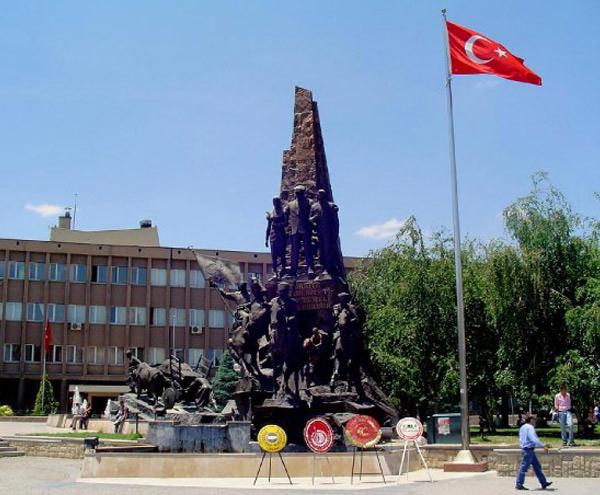 <p><strong><span style="color: #0000ff;">Uşak :</span></strong> 339 Bin 731</p>