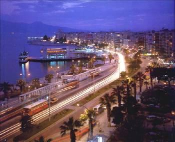 KİRA ŞAMPİYONLARI
İzmirin en pahalı semti Mavişehir, kira liginde Alsancakın ardından ikinci sırada. Alsancakta 100 metrekare bir dairenin ortalama kirasıysa 990 lira. İzmirin en pahalı kiralık evleri Konak, Karşıyaka, Balçova ve Güzelbahçe arasında dengeli bir şekilde dağılmış durumda.