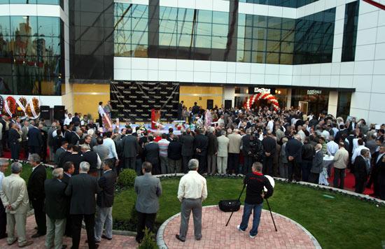 Güney Marmara'nın en büyüğü sloganı ile açılan Elegans Salonları, yapılan görkemli organizasyonla kapılarını misafirlerine açtı.