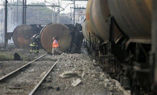 İtalya Viareggio kasabası istasyonunda raydan çıkan, sıvılaştırılmış doğal gaz yüklü iki vagonda meydana gelen patlama sonucu onlarca kişi öldü, ortalık savaş alanına döndü