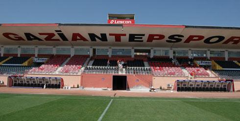<b>GAZİANTEP KAMİL OCAK STADI</b> Kamil Ocak Stadı'nın çimlerinin yıpranmış bölümleri yenilenirken, gübreleme ve havalandırma bakımları yapıldı. Eksik koltuklar yenilendi, ayrıca tuvaletler, stat acil giriş ve çıkışları, elektrik ve aydınlatma bakımları da sürüyor. Gaziantepspor Kulübü ve Türkiye Spor Yazarları Derneği Gaziantep temsilciliğinin isteği üzerine basın tribününde de yenileme çalışması başlatıldı.