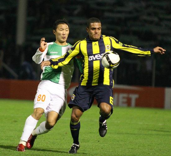 Sivasspor, Ankaraspor ve Beşiktaş'ın ardından Türkiye Kupası'nda son yarı finalist Bursaspor'u yenen Fenerbahçe oldu