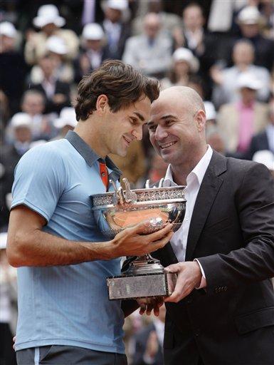 Roland Garros'u hiç kazanamamış 13 Grand Slam şampiyonu Roger Federer, hayatının en büyük hayalini gerçekleştirip daha önce 3 kez finalde Nadal'a yenildiği Fransa Açık'ta şampiyon oldu...