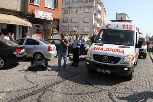 İstanbul Zeytinburnu'nda sokakta yürüyen üç kişiye siyah bir arabadan üç el ateş edildi. Çeçen oldukları öğrenilen üç kişi olay yerinde hayatını kaybetti.