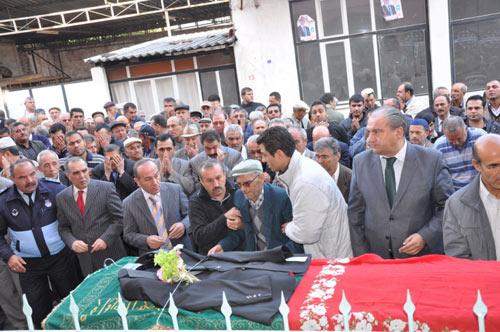 Van'da meydana gelen depremde hayatını kaybeden ogretmen Umıt Erdal'ın cenazesı memleketı Aydın'ın bozdogan ılcesınde topraga verıldı.