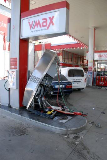 Bursa'da aşırı hızla akaryakıt istasyonuna giren otomobil, ilk önce bir minibüse ardından benzin pompasına çarptı. Kazada minibüs sürücüsü ile pompacı yaralandı.