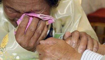 Güney ve Kuzey Kore'de yaklaşık 60 yıldır birbirlerini görmeden yaşayan aileler sınırda buluşmanın heyecanını yaşadı. Kimisi 90 yaşını geçmiş 97 kişilik Güney Koreli grubun sınırdaki buluşması duygusal görüntülere sahne oldu.
