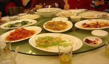 Sahur ve iftarda birden bire çok yemek yemenin sağlık için tehlikeli olduğunu unutmamalıyız.