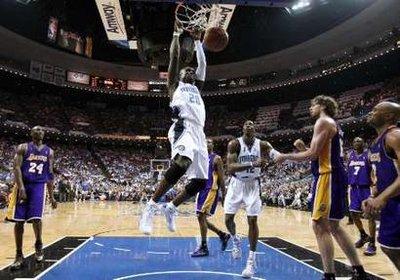 Hidayet'in de forma giydiği NBA final serisi 4. maçında Los Angeles Lakers, Orlando Magic'i uzatmalarda yıkmayı başarırken malesef Hidayet son anlarda kendine bağlanan umutları yıktı