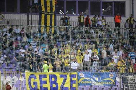 Fenerbahçe İstanbul'da 2-0'la geçtiği Macar ekibi MTK'yı kendi evinde gole boğdu. 5-0 biten maçta Semih 4 gole imza attı!