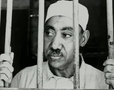 <p><strong>2) Yoldaki İşaretler</strong> <br />Siyasal İslamın önemli teorisyenlerinden Seyyid Kutub, 80lerde Türk İslami devrimcileri üzerinde de etkisini göstermişti. Ne demek istediği hâlâ tartışılan gerçek sosyal adaletin İslamda olduğunu öne sürdüğü İslamda Sosyal Adalet kitabı 1949da yayımlandı. Öğrenci değişim programıyla gittiği Amerikadan döndüğünde, Müslüman Kardeşlere katıldı. 1954te Mısır Devlet Başkanı Cemal Abdül Nasıra suikast girişimi suçlamasıyla tutuklandı. Hapiste, en önemli eserlerinden Fi zilâl-il-Kuran ve Yoldaki İşaretleri yazdı. 10 yıl hapisten sonra affedilerek 1964te serbest kaldı. Bir yıl sonra Müslüman Kardeşler üyeleriyle devlete karşı darbe girişimi sebebiyle tekrar tutuklandı. Pakistan, İngiltere, Ürdün, Lübnan, Irak gibi ülkelerin tepkisine rağmen 29 Ağustos 1967de idam edildi.</p>