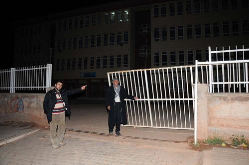 İzmir'de meydana gelen olayda Menemen ilçesine bağlı Asarlık 75. Yıl İlköğretim Okulu'nun bahçe kapısı 4 yaşındaki bir çocuğun üzerine düştü. Ağır yaralanan çocuğun hayati tehlikesi sürüyor.