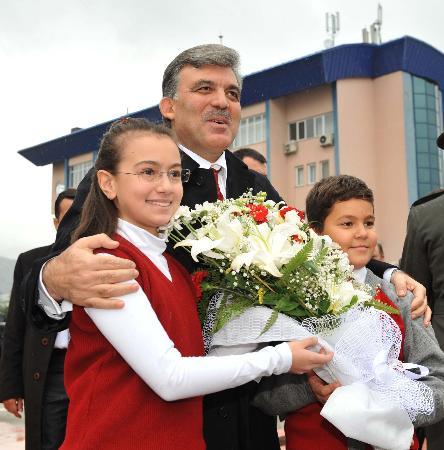 Cumhurbaşkanı Abdullah Gül, Tunceli'de coşkuyla karşılandı. Vatandaşlarla sohbet eden ve tek tek hal hatır sorarak kucaklaşan Gül, 'Sen hoşgeldin Sayın Cumhurbaşkanım, başımızın üstünde yerin var'' yazılı dövizlerle karşılandı.