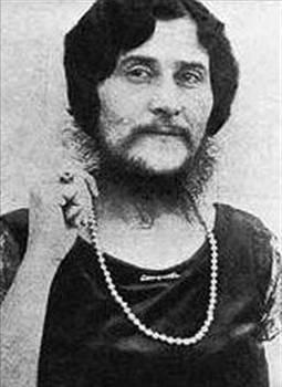 CHRISTINE Gençlik yıllarında kendine has güzelliği olan Christine, genç bir çifti ile evlendi. Oğlu doğduktan sonra çenesinde tüyler çıkmaya başladı. Tıraş oldukça bu tüyler sakala dönüştü. Sakalından kurtulmak için binlerce dolar harcadı fakat başarısız oldu. Eşi hastalanıp çalışmaya devam edemeyince sakalları yüzünden eşini hasta ettiğini düşündü ve kendini suçladı. Oğlunu eşine bırakarak karnaval şovlarına katılmaya karar verdi. Yeterli parayı kazandıktan sonra tedavi oldu ve sakallarından kurtuldu.