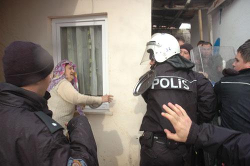 SARIYER'DE, BİR GECEKONDUNUN YIKIMI SIRASINDA OLAYLAR ÇIKTI. BİR KADIN, POLİSE TABAK FIRLATTI. FOTOĞRAF: ERHAN YILMAZ