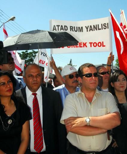 KKTC'de, ATAD Kararını Kınama Platformu, ATAD'ın Orams davasına ilişkin kararını kınamak amacıyla düzenlediği eylemde, İngiliz Yüksek Komiserliği ile AB ve BM yetkililerine muhtıra verdi.