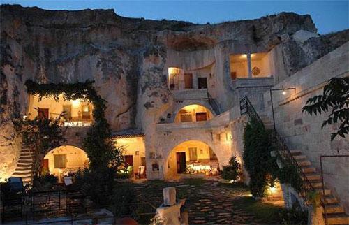 Ellkep Evi, Türkiye - Yine Ürgüp yöresinde bulunan Elkep Evi, şehre bakan manzarası ve modern döşeme tarzıyla Kapadokyanın en ünlü mağara otellerinden biri.