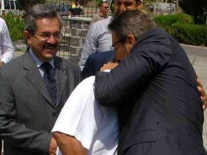 Bakan Kürşad Tüzmen, Adana Büyükşehir Belediye Başkanı AK Parti'li Aytaç Durak'ın 15 yıldan bu yana uyguladığı erkek erkeğe öpüşme yasağını' böyle deldi.