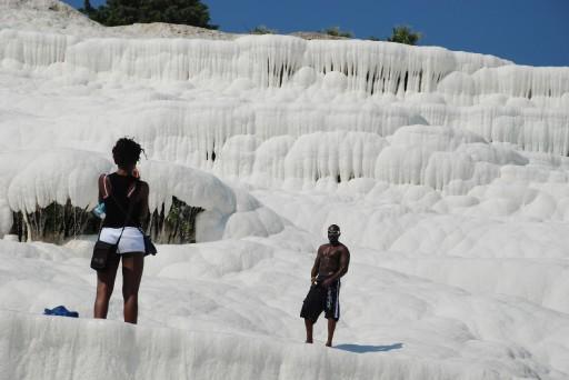 PAMUKKALE'DE, YABANCI TURISTLER KENDINI DENIZDE HISSEDER GIBI MAYOLARIYLA SULARIN ICINE GIRIP UZANMAYI, TURK TURISTLER ISE DAHA COK BEYAZ TRAVERTENLER UZERINDE GEZINTI YAPMAYI TERCIH EDIYOR