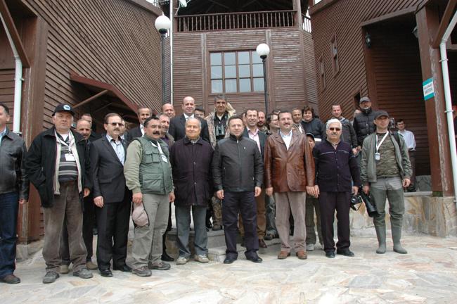 Samsun Valisi Hüseyin Aksoy ve doğa fotoğrafçılarıyla delta içerisindeki tesiste..