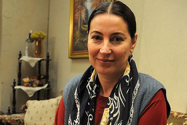 <p> <br> Oyuncu Vahide Gördüm göğüs kanseri olduğunu öğrendi ve rol aldığı diziden ayrılmak zorunda kaldı.